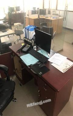 二手办公设备超值转让 桌椅等全套设备一万元打包出售